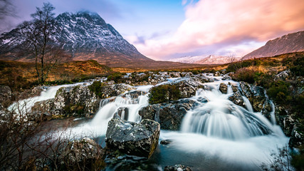 Szkocki wodospad i góra