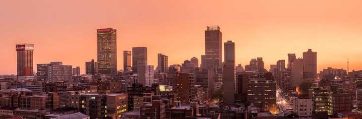 Piękne i dramatyczne zdjęcie panoramiczne panoramy miasta Johannesburg, wykonane w złoty wieczór po zachodzie słońca.
