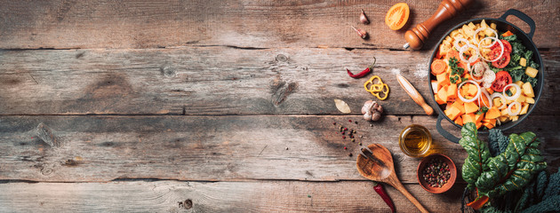 Organiczne składniki wegetariańskie i narzędzia kuchenne. Koncepcja zdrowej, czystej żywności i jedzenia. 