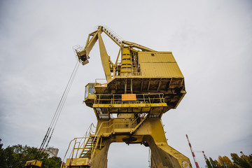 Żółty dźwig przemysłowy