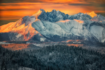 Ośnieżone szczyty Tatr Wysokich w promieniach wschodzącego słońca