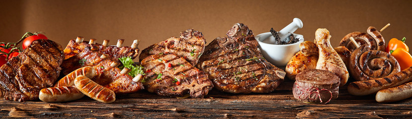 Wybór mięs z grilla dla smakoszy na drewnie