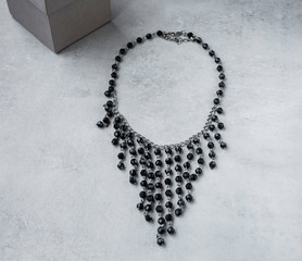 Collar elegante estilo cascada negro