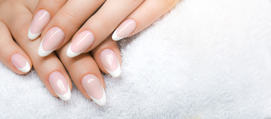 Manicure i ręce Spa. Piękna kobieta ręce zbliżenie. Wypielęgnowane paznokcie.