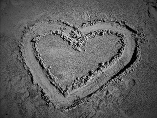 Serce narysowane na piasku