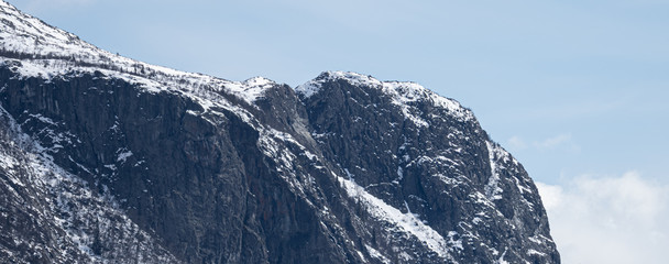 Szczyty górskie pokryte śniegiem w górach skandynawskich w miejscowości Hemsedal w Norwegii