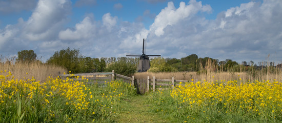 Tradycyjny, holenderski wiatrak nad kanałem wodnym, Alkmaar w Holandii Północnej.