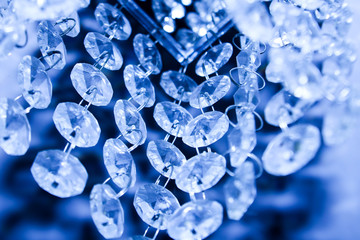 Kryształki zawieszone na żyrandolu