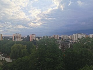 widok z okna, chmury, duże miasto