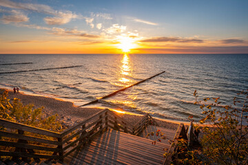 Zachód słońca nad molo nad morzem