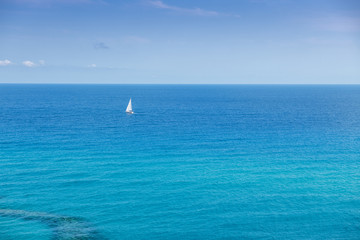 samotny jacht nieopodal wybrzeża Włoch