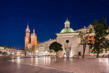 Nocny widok na Rynek Główny w Krakowie. Kościół Mariacki. Kościół Świętego Wojciecha 