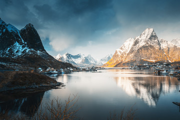 wiosna w wiosce Reine na Lofotach w Norwegii