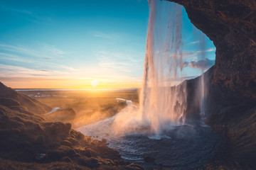 Wodospad Seljalandsfoss o zachodzie słońca, Islandia