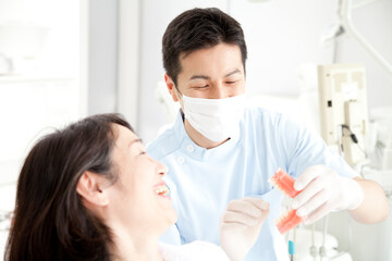 患者に説明する歯科医