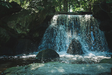 wodospad w ogrodzie japońskim