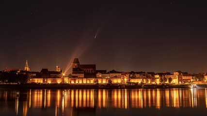 Toruń - Panorama miasta z kometą Neowise