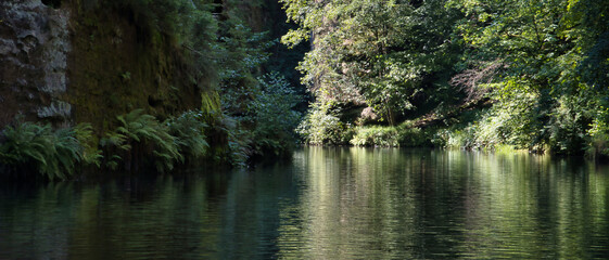 RZEKA W GÓRACH. CZESKA SZWAJCARIA, WĄWÓZ EDMUNDA, REPUBLIKA CZESKA 