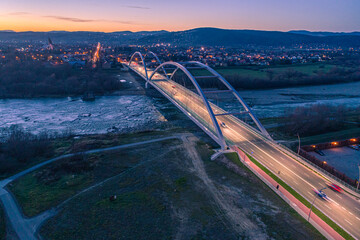 Nowy Sącz, most Józefa Piłsudskiego wieczorową porą.