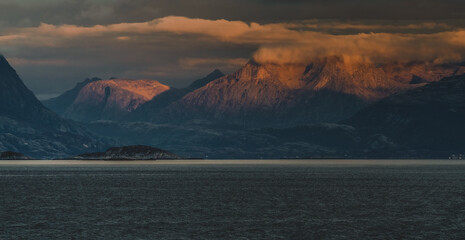 Saltfjorden w okolicy norweskiego miasta Bodo 