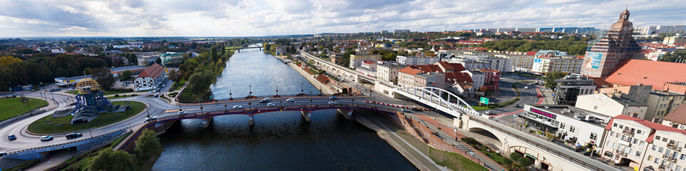 Panoramiczny widok z lotu ptaka na Most Staromiejski w centrum miasta Gorzów Wielkopolski