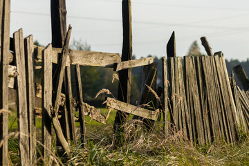 Bardzo stary drewniany płot, zniszczony płot, stare deski, zniszczone ogrodzenie