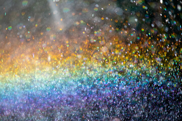  Abstrakcja, niewyraźna tęcza w kroplach wody. 