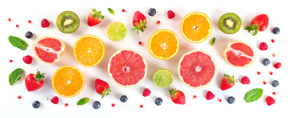 Panorama świeżych owoców. Owoce cytrusowe z jagodami i miętą.