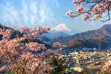 Otsuki, Japonia pejzaż z Mt. Fuji w sezonie wiosennym