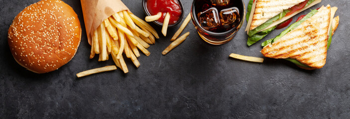 Kanapka klubowa, frytki ziemniaczane, hamburger i cola