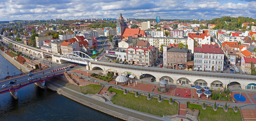 Panoramiczny widok z lotu ptaka na Bulwar i katedrę w centrum miasta Gorzów Wielkopolski 