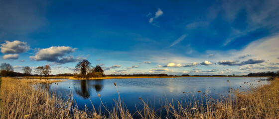 WIDOK NA JEZIORO. WIOSENNY CZAS.
