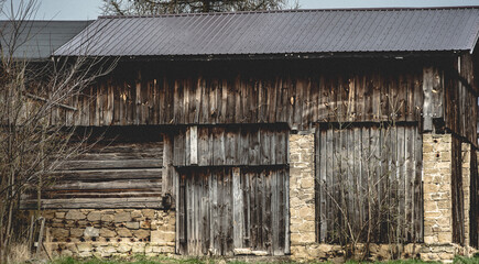 wooden barn in the Polish countryside, old barn in the Polish countryside, stara stodoła na polskiej wsi, stara szopa, polska wieś, szara polska wieś
