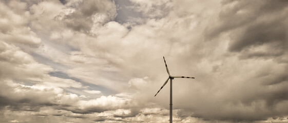 WIATRAK. WIDOK NA WIATRAK NA POLU W POCHMURNY DZIEŃ.