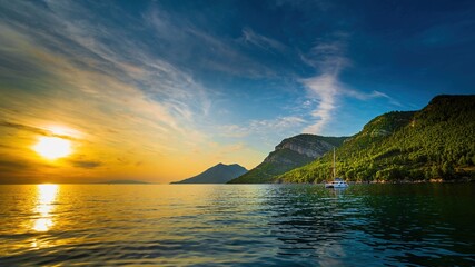 Widoki na chorwackie wyspy na Adriatyku o zachodzie słońca