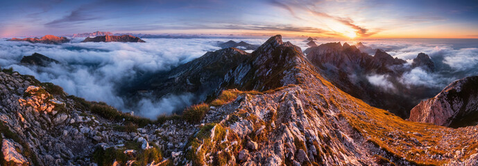panorama über nebelmeer in den bayrischen alpen bei sonnenuntergang