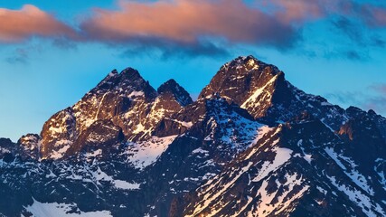 Widok na panoramę Tatr Wysokich z Rusinowej Polany w złotej godzinie