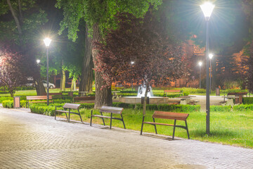 Żagań, plac imienia generała Maczka. Widok w nocy.