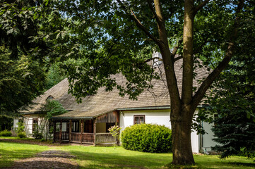 Stara polska wieś. Chaty pokryte strzechą. Wiejskie klimaty.