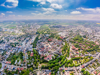 Słoneczny dzień w Kościanie, widok z lotu ptaka na centrum miasta