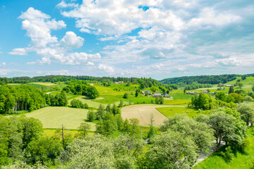 warmia mazury warmińsko-mazurskie stańczyki pole pola łąka drzewa wieś wioska dolina pagórki sielsko farma obszar wiejski 