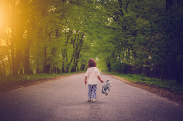 dziewczynka z maskotką