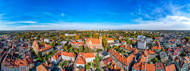 stare miasto Wodzisław Śląski na Śląsku w Polsce, jesienią z lotu ptaka, rynek