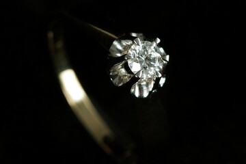 Złoty pierścionek zaręczynowy z brylantem