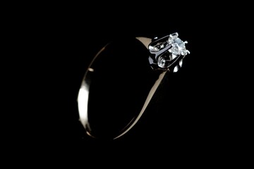 Złoty pierścionek zaręczynowy z brylantem