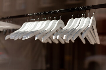 puste białe drewniane wieszaki witryna okno sklep