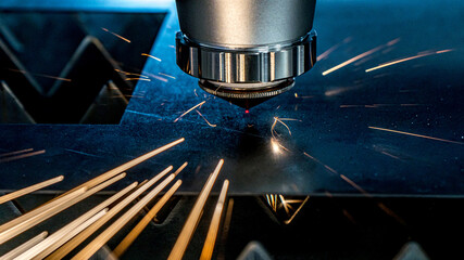 Laser, precyzyjne cięcie laserowe metalu. Efekty świetlne podczas cięcia laserowego.