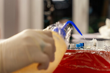 Studio tatuażu, ręka mistrza tatuażu podczas wykonywania tatuażu. 