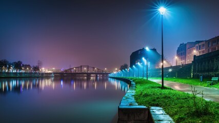 Bulwary nad Wisłą w Krakowie o poranku podświetlone światłem latarni