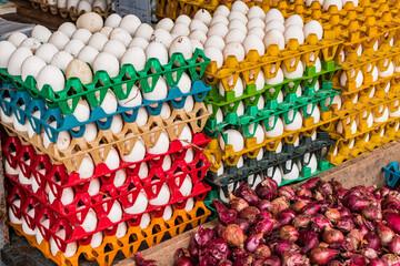 Jajka w foremkach, w sklepie na markecie spożywczym.